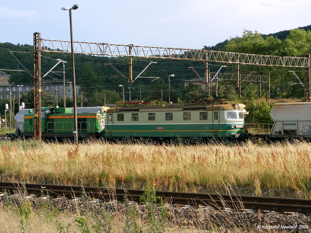 182 157-8